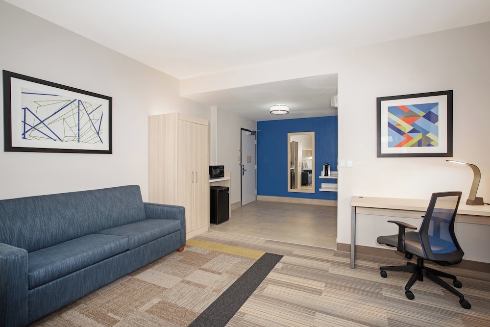 Suite, 2 Queen Beds, Transfer Shower (Communications Accessible) - Photo 3
