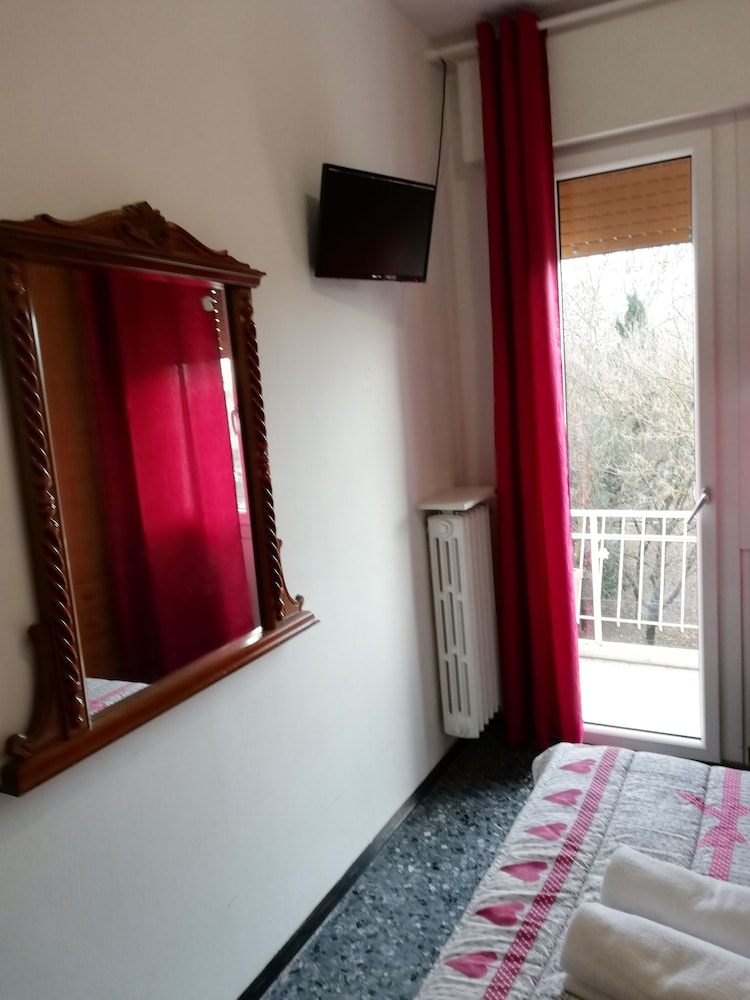 Standard Twin Room, 2 Twin Beds, City View photo 3