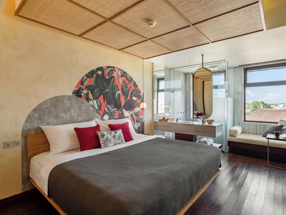 Premium Room, 1 King Bed - Photo 4