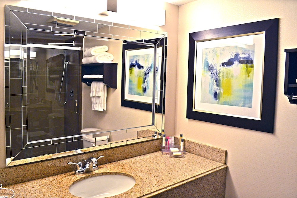 Suite, 2 Queen Beds, Kitchen - Photo 11