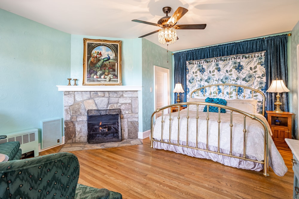 106) Colonial Room