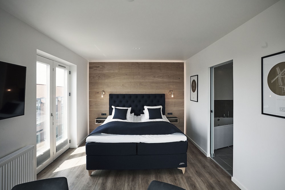 Panoramic Suite, 1 King Bed, Hot Tub, Corner photo 1