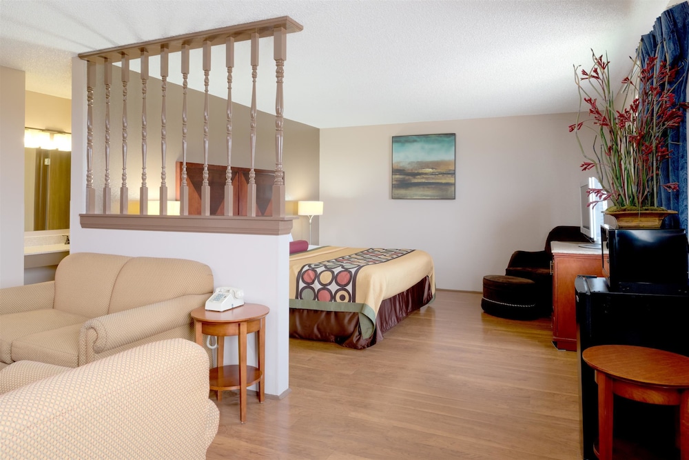 Studio Suite, 1 King Bed with Sofa bed, Non Smoking, Refrigerator - Photo 2