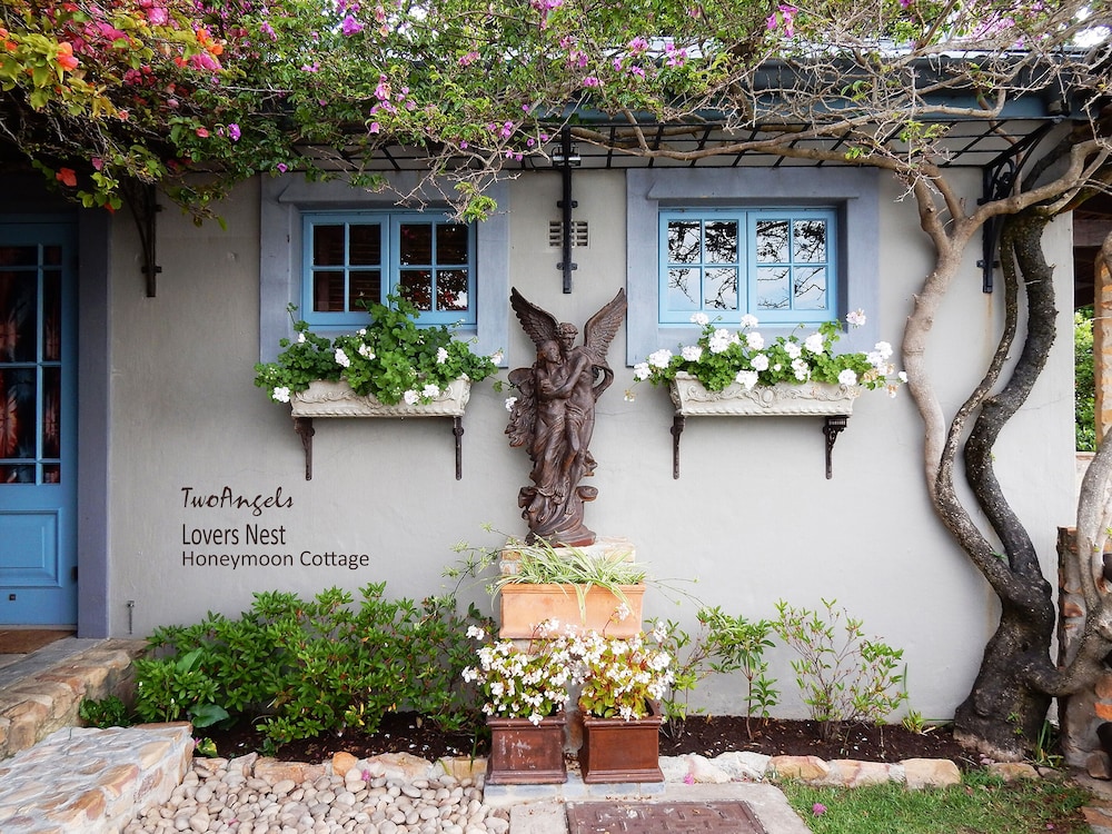 Honeymoon Cottage (Lover's Nest) photo 2