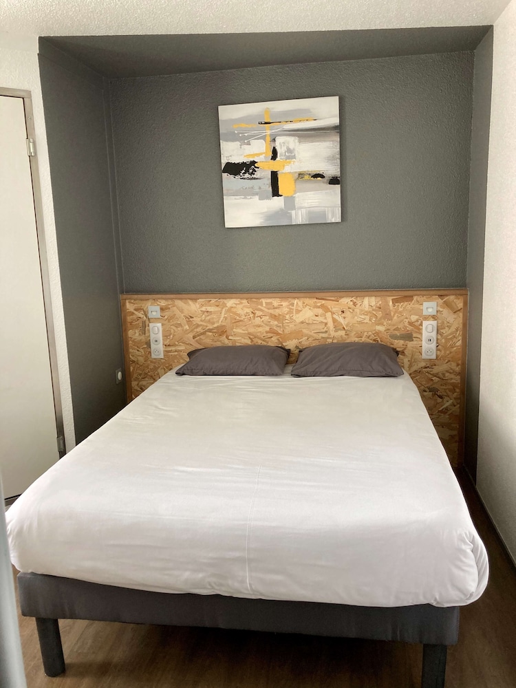 Standard Room, Multiple Beds - Photo 4
