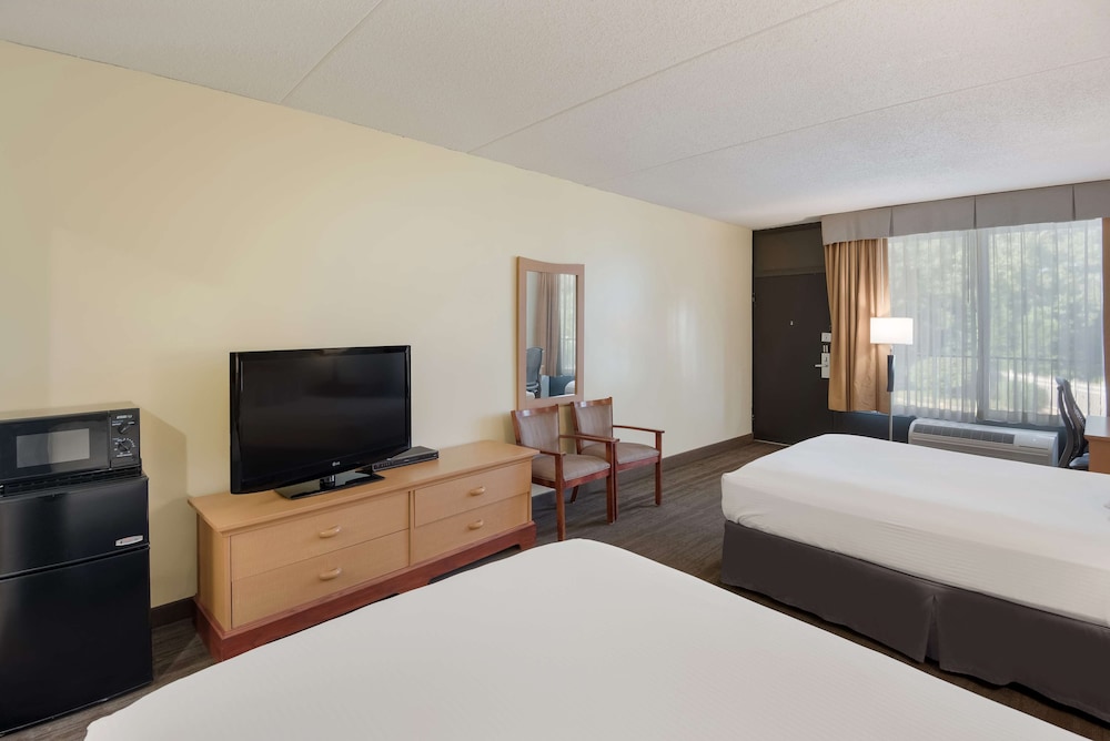 Standard Room, 2 Queen Beds, Non Smoking, Refrigerator & Microwave photo 2