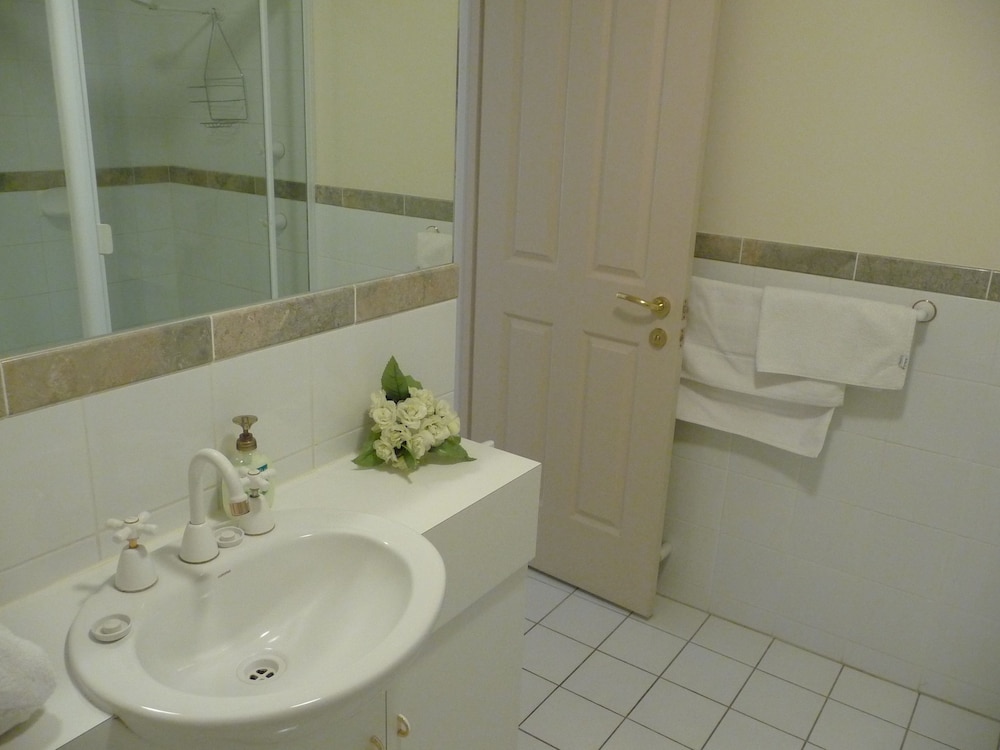 3 Bedroom 2 Bathroom Self Contained Apartment photo 2
