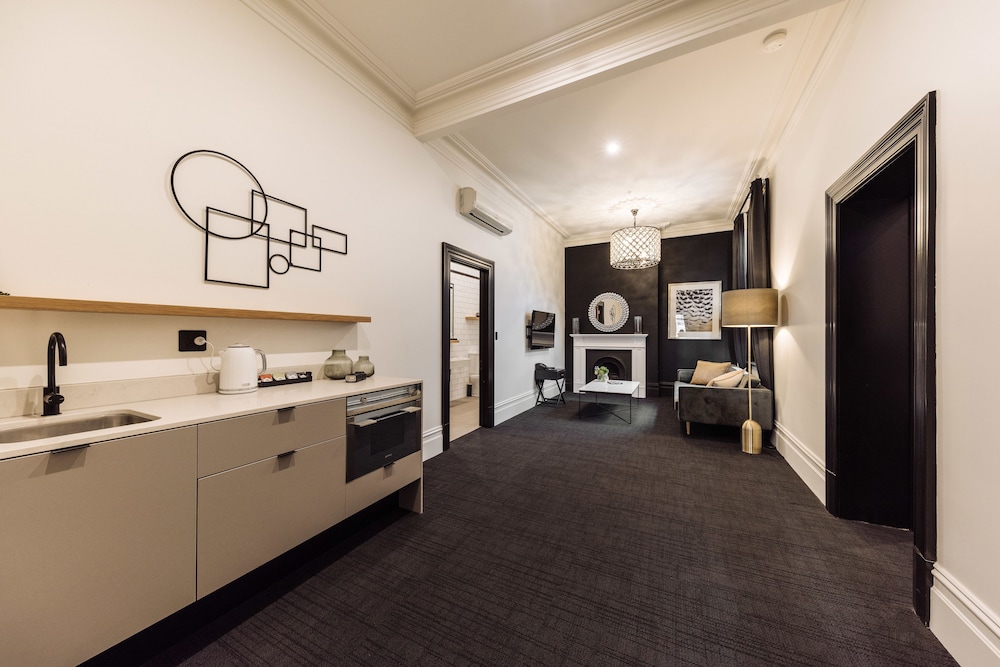 Deluxe Single Room thumbnail 6