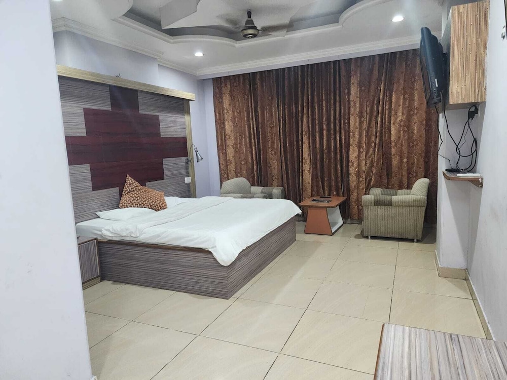 Deluxe Room - Photo 12