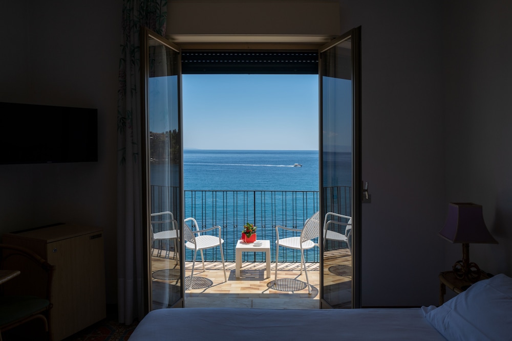 Double or Twin Room, Balcony, Sea View - Photo 31