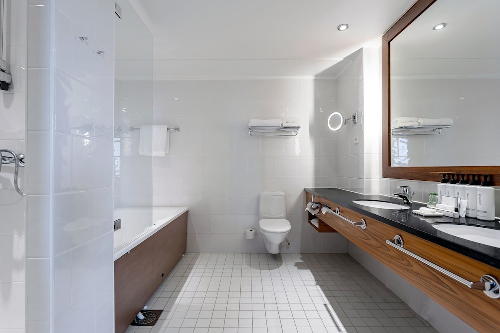 Suite, 1 King Bed, Club Lounge Access (Living Dining Area) thumbnail 6