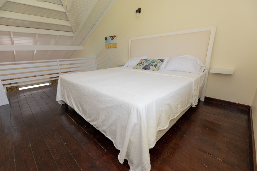 Family Single Room, 1 King Bed with Sofa bed, Ocean View photo 2