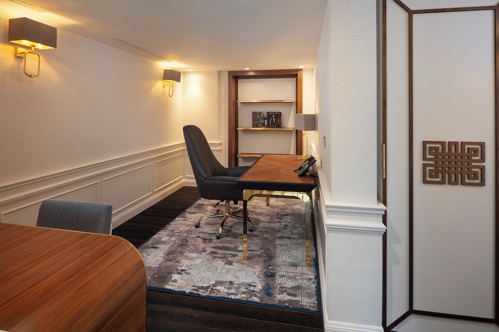 Executive Suite - Photo 1