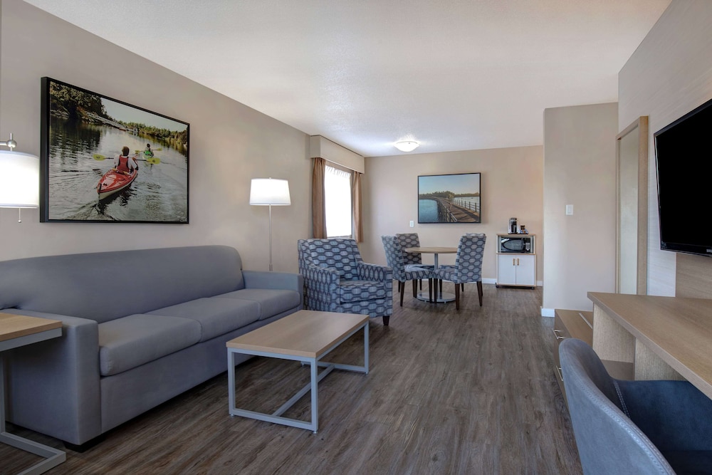 1 Queen Bed Non-Smoking Water View Suite With Sofa Bed - Photo 1