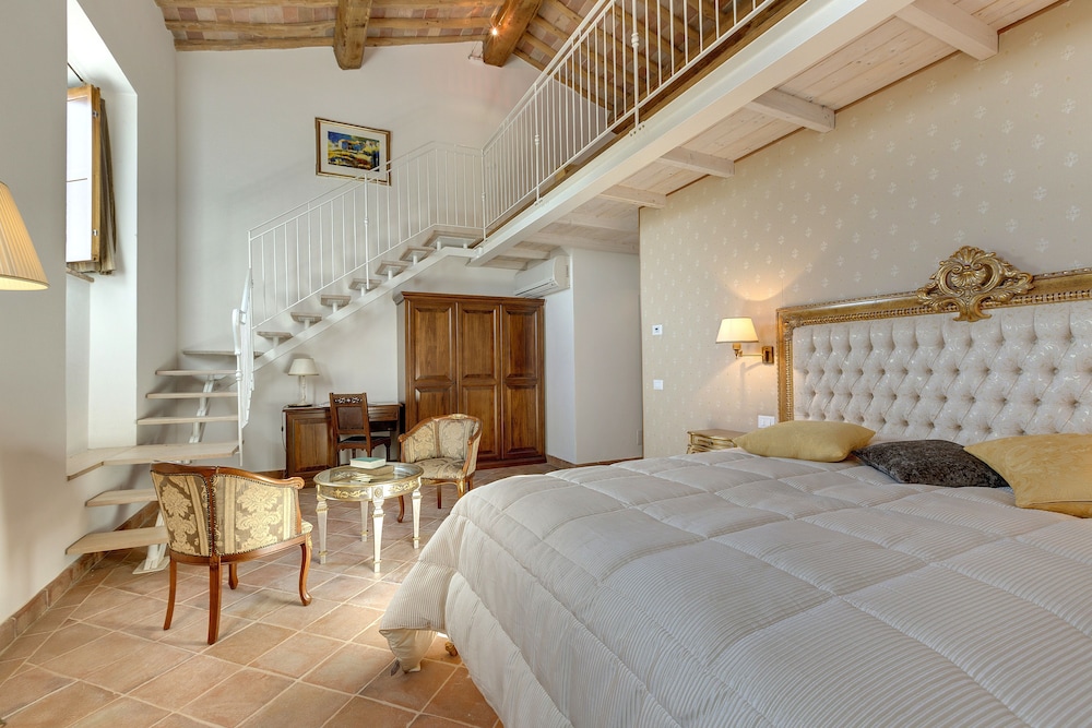 Comfort Quadruple Room, 1 Queen Bed With Sofa Bed, Mezzanine photo 1