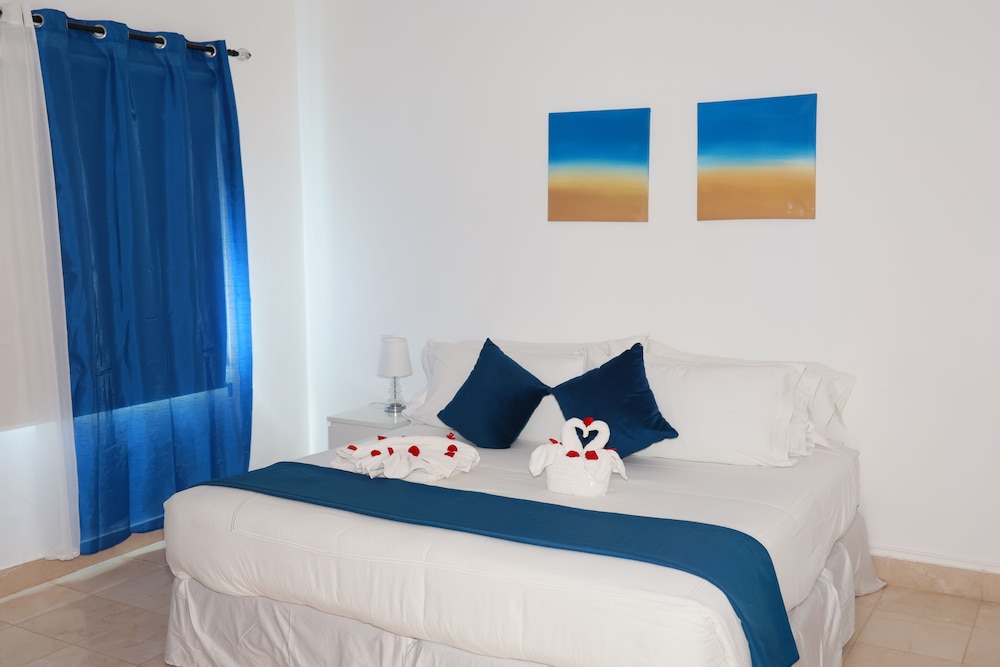 Presidential Condo, 2 Bedrooms, Pool Access, Garden View