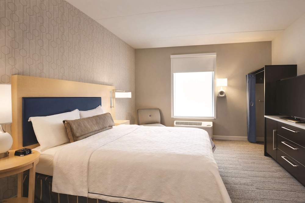 Suite, 1 Queen Bed, Accessible, Bathtub photo 1