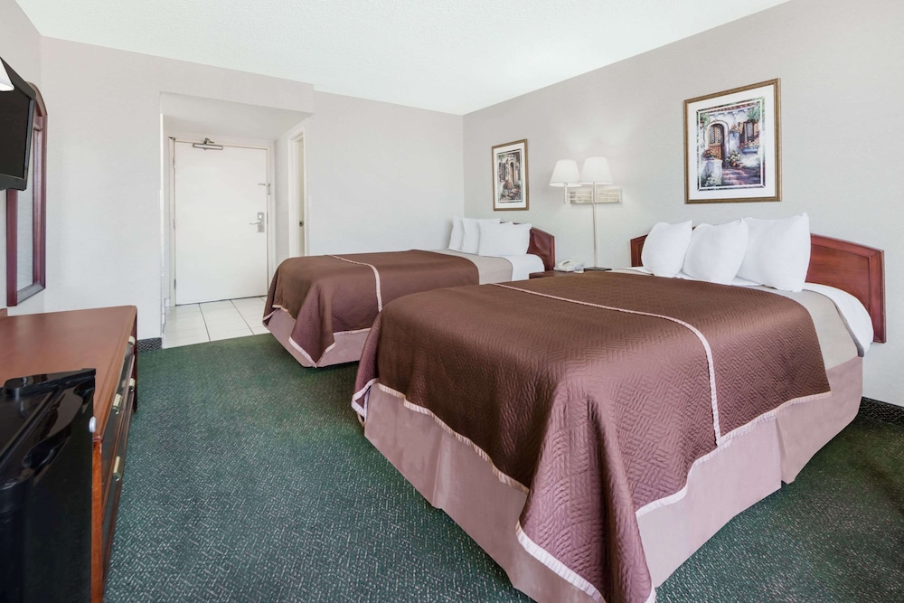 Room, 2 Queen Beds, Non Smoking - Photo 1