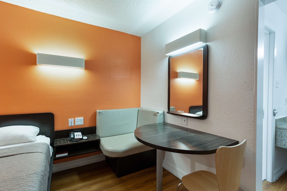 Deluxe Room, 1 King Bed, Smoking, Refrigerator & Microwave - Photo 2
