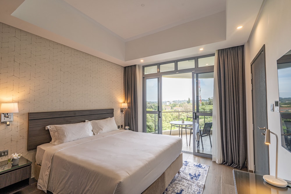 Executive Suite, 1 King Bed, Balcony (High Floor) - Photo 6
