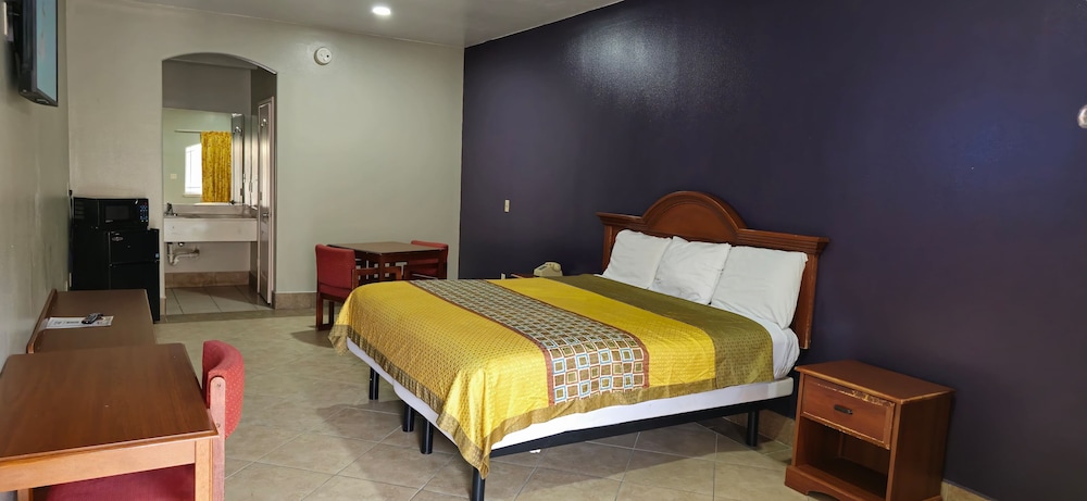Deluxe Room, 1 King Bed, Non Smoking, Refrigerator & Microwave - Photo 6