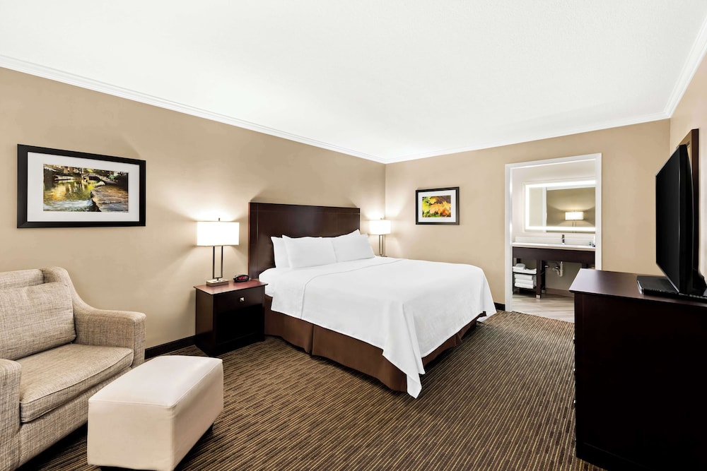 Suite, 1 King Bed, Refrigerator & Microwave, Pool View