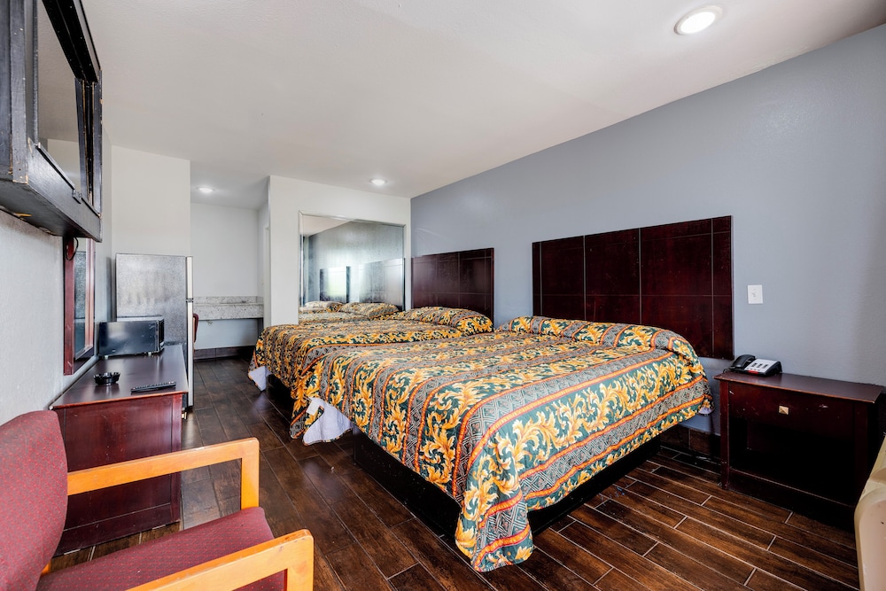 Room, 2 Queen Beds, Non Smoking - Photo 2