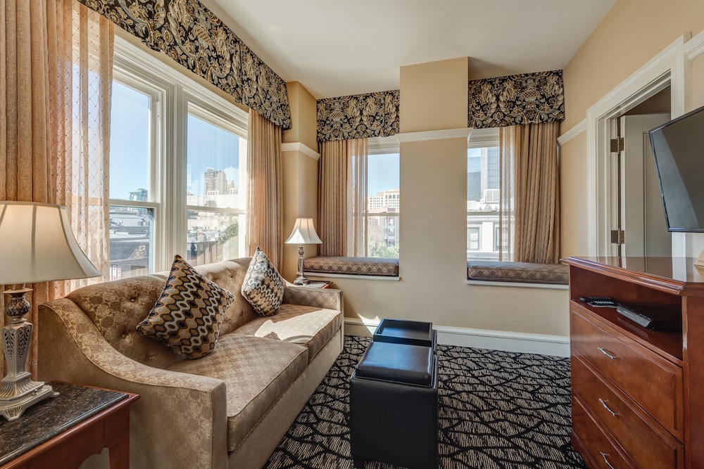 Suite, 1 Bedroom, City View (1 Queen and 1 Sofabed) photo 3