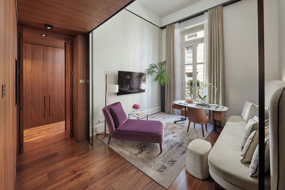 Suite with One King Bed (Non Smoking)