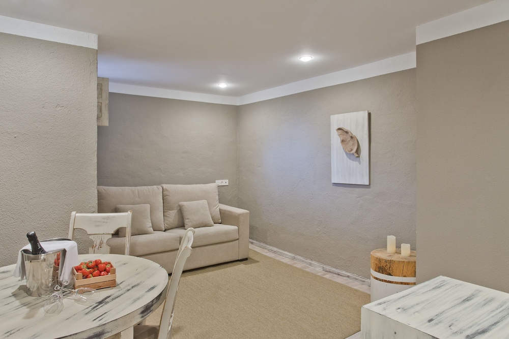 Suite (2 Adults) - Photo 4