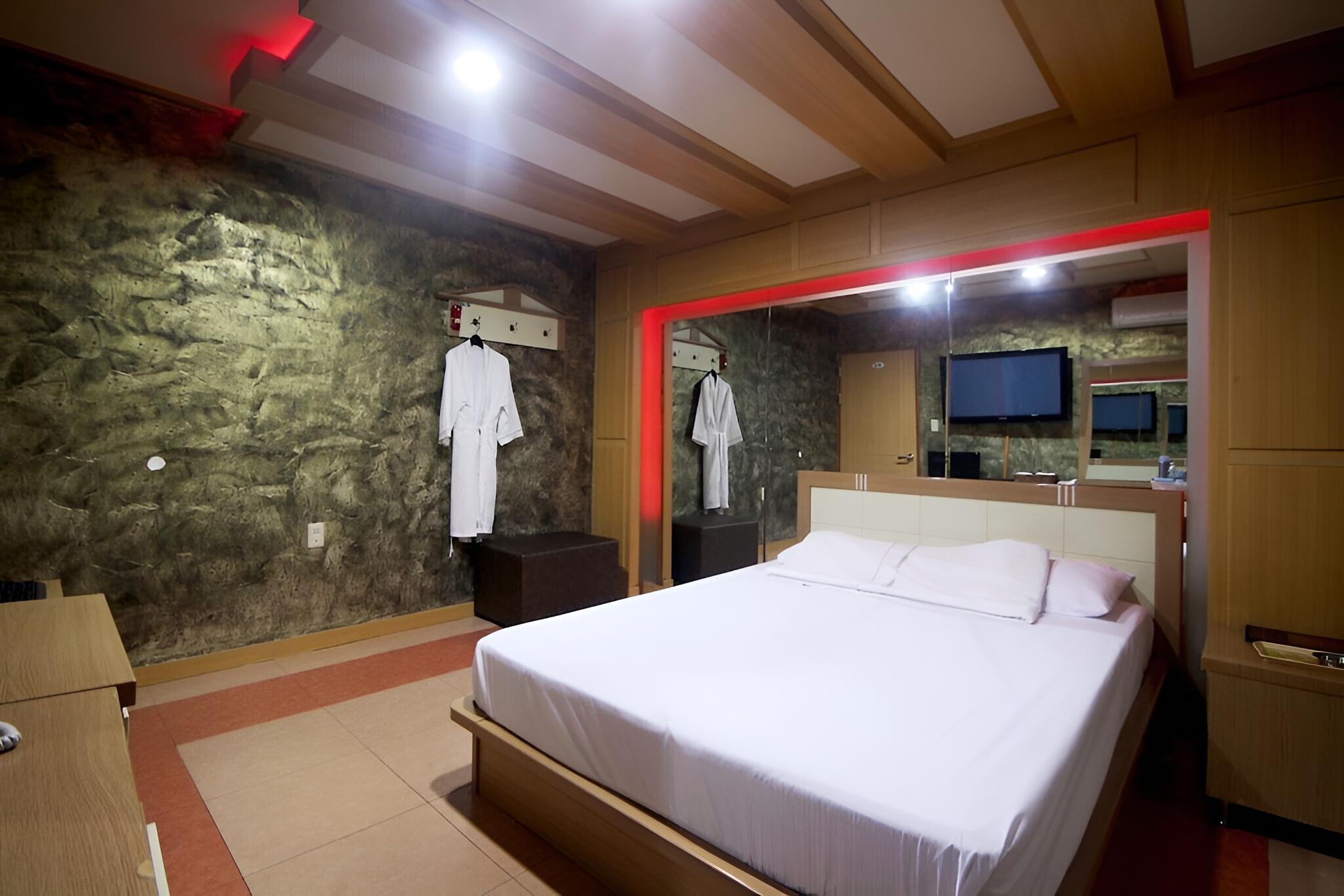 Room (Standard Room) - Photo 13