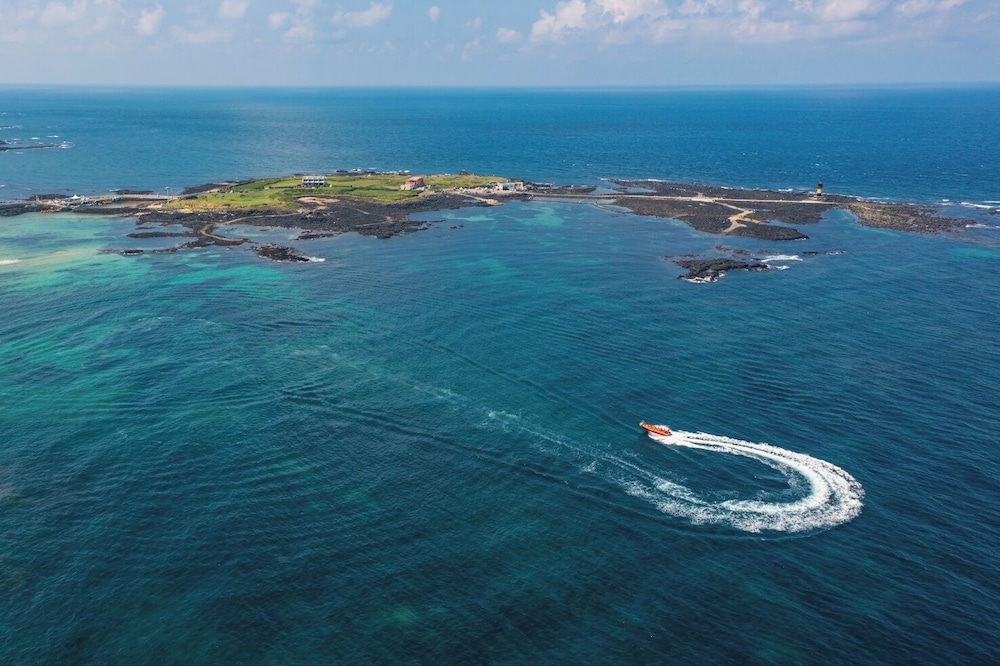 [Udo Boat PKG] Deluxe Suite + Udo Boat for 2 + Hundertwasser Park Ticket for 2 (1 time per stay)