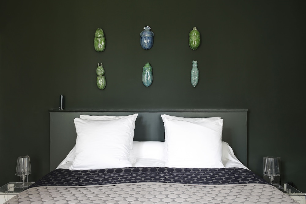 Standard Room, 1 King Bed, Garden View photo 3
