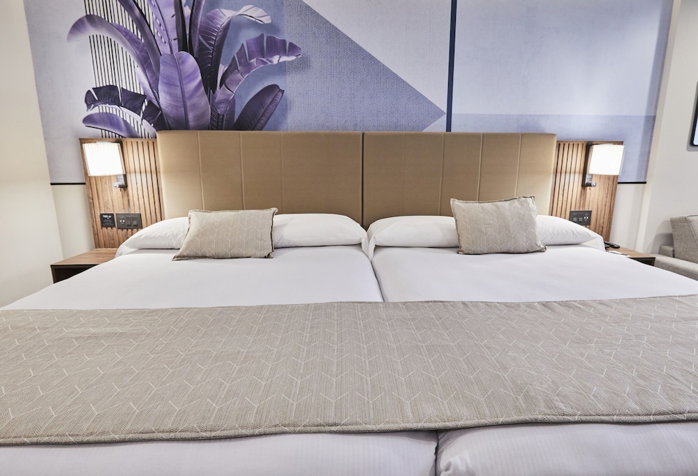 Deluxe Room, Multiple Beds thumbnail 6