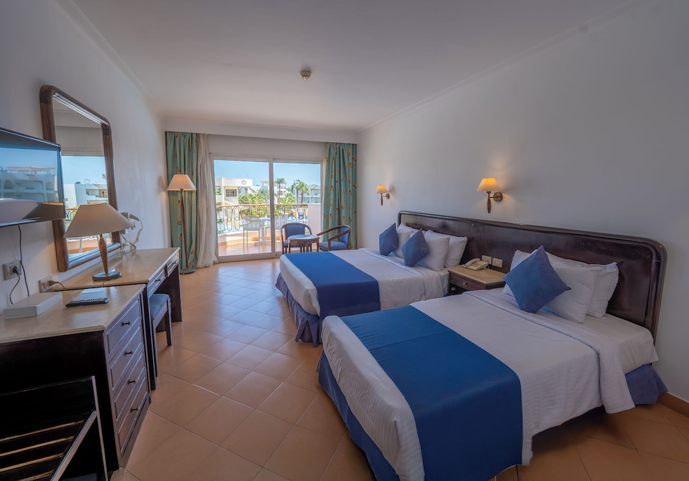 Family Room, Pool View (Deluxe, Queen or Twin)