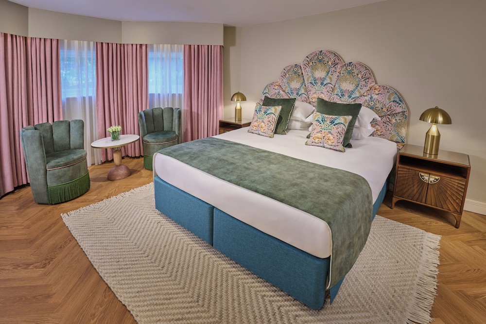 Family Suite, 1 King Bed with Sofa bed (Hideway) photo 1