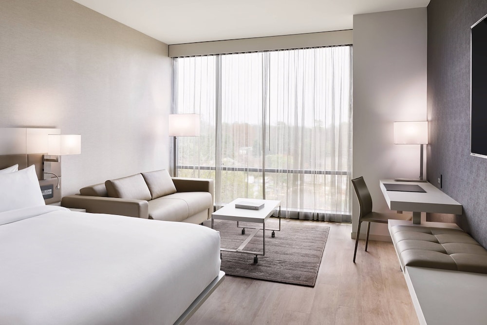 Suite, 1 Bedroom (Mobility/Hearing Access, Roll-In Shwr) photo 1