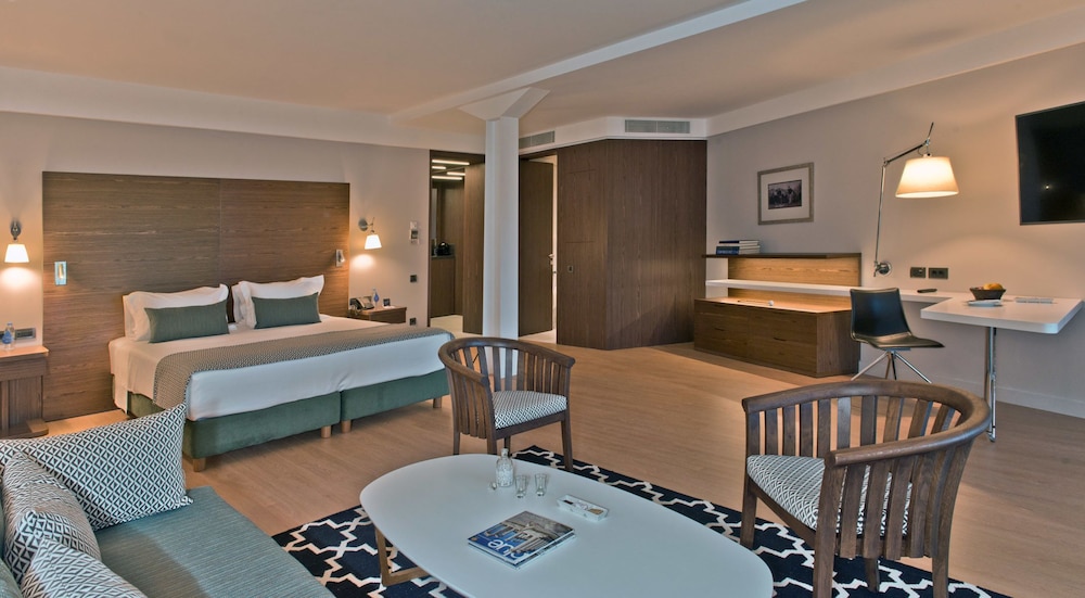 Signature Suite with Golf Course and Mountain View photo 2