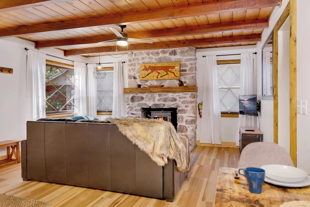 Cabin, 1 Queen Bed with Sofa bed, Hot Tub, Mountain View (2035) photo 3