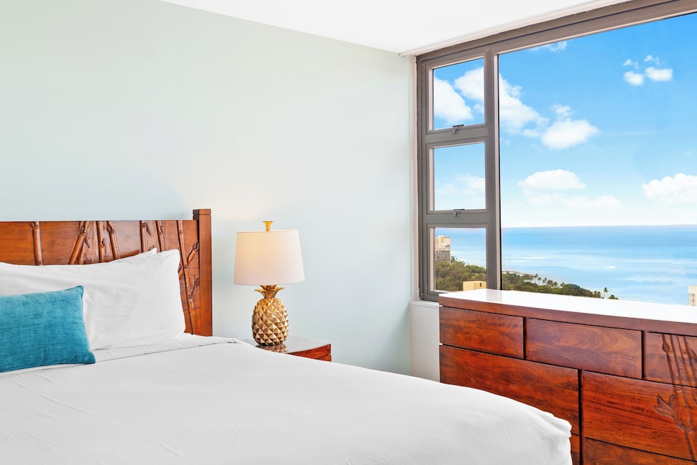 High Floor Ocean View Condo (King Bed and Parking): Condo, 1 Bedroom, Ocean View (0087) photo
