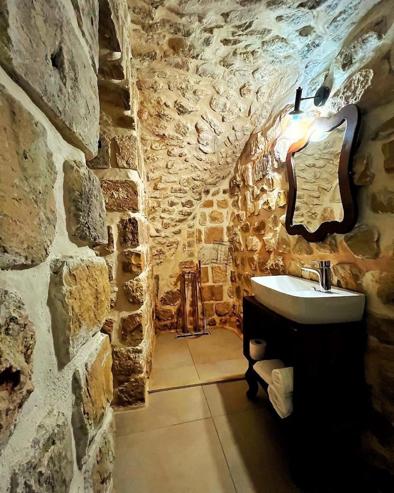Comfort Room, Multiple Beds, Courtyard View - Photo 5