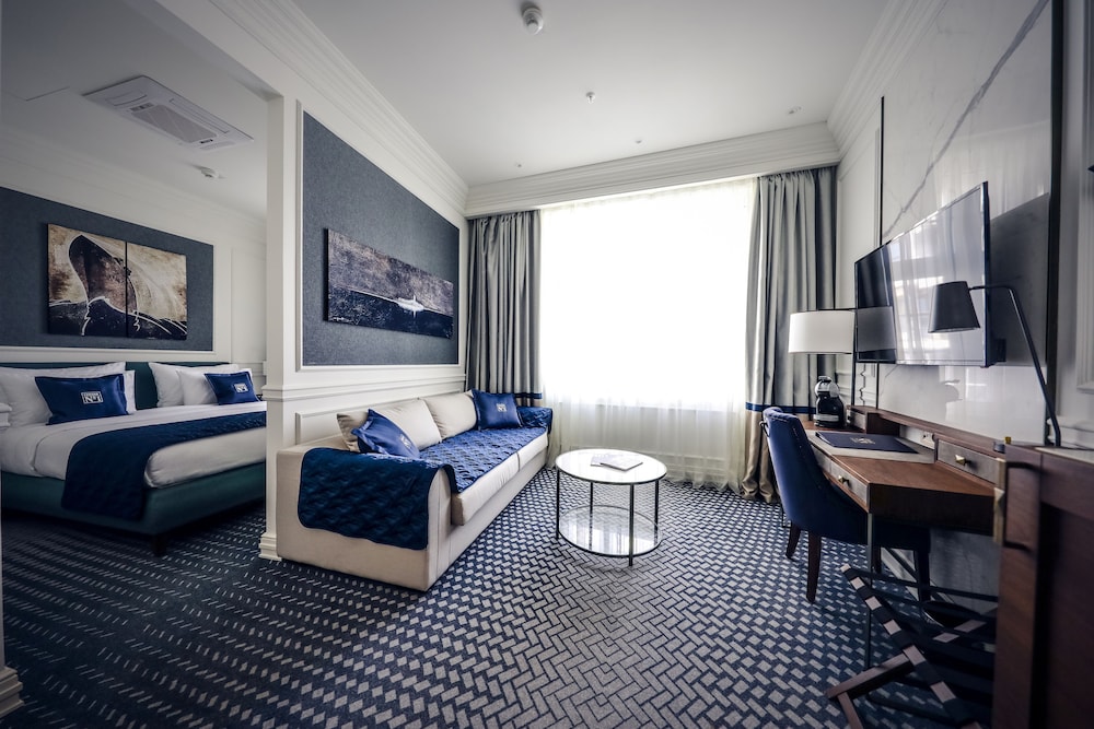 Family Room, 1 King Bed with Sofa bed, City View photo 1