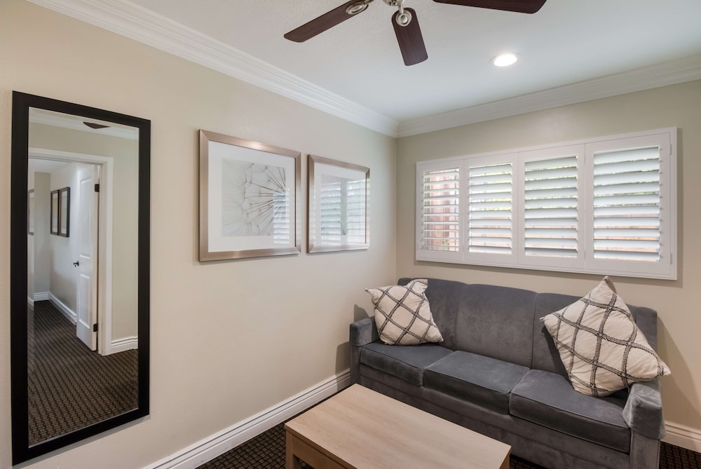 Suite, 2 Queen Beds, Non Smoking, Refrigerator & Microwave (with Single Sofabed) - Photo 4