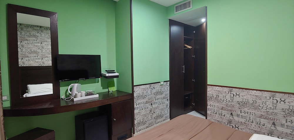 Basic Double Room, 1 King Bed, Ensuite - Photo 11
