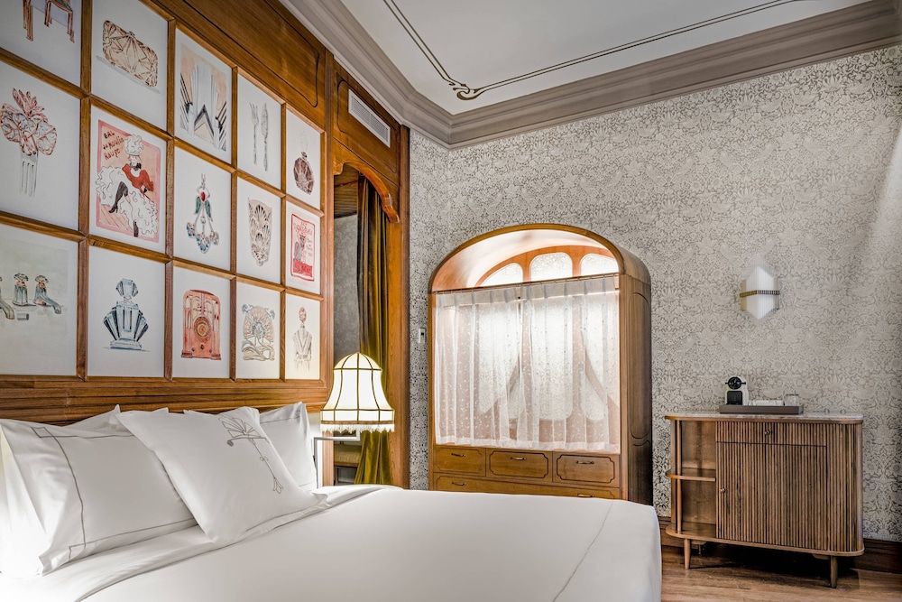 Deluxe Room, 1 King Bed, City View