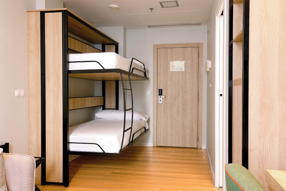 Standard Suite (2 adults + 2 children)