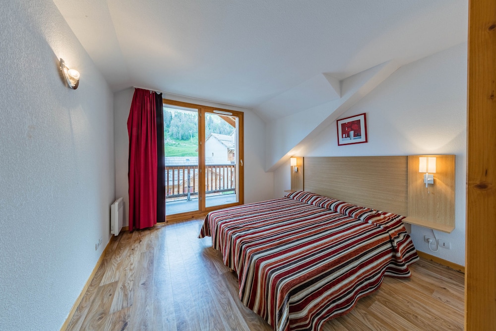 2 Bedrooms with 2 sleeping alcoves for 10 photo 2