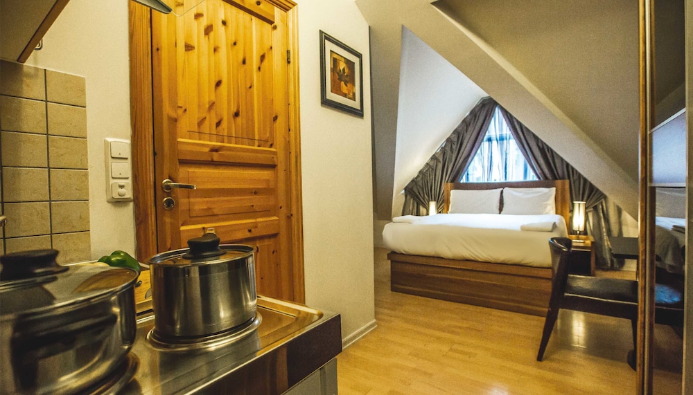 Budget Double Room - Photo 6