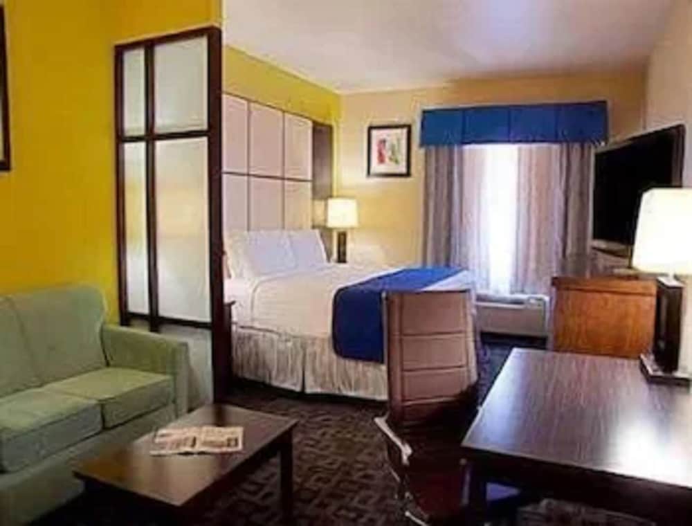 Deluxe Room, 1 King Bed, Non Smoking - Photo 4