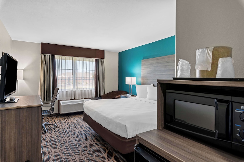 Standard Room, 1 King Bed, Accessible, Bathtub photo 2
